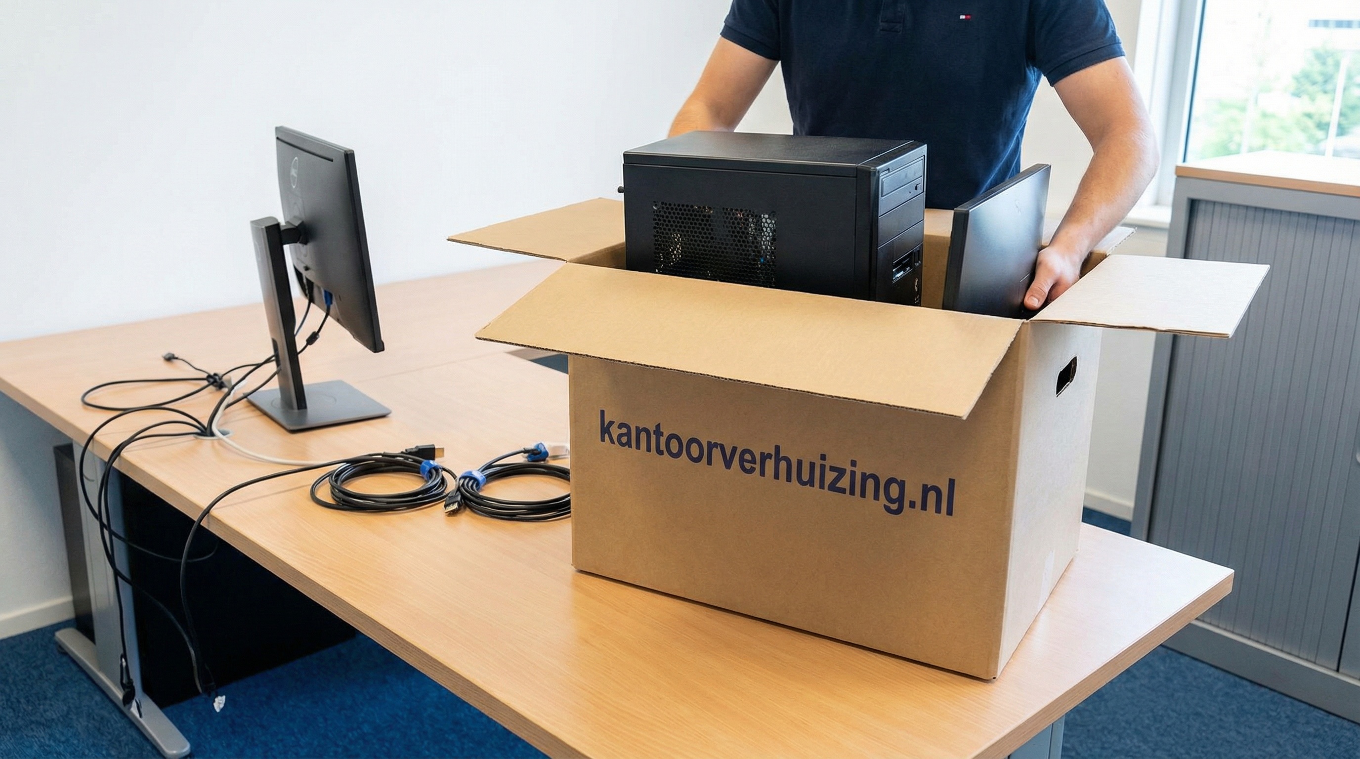 Computer wordt ingepakt in kantoorverhuizing.nl verhuisdoos